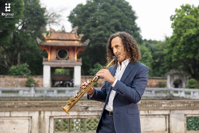 MV mới của huyền thoại saxophone Kenny G được quay ở Văn Miếu, Tháp Rùa- Ảnh 1.