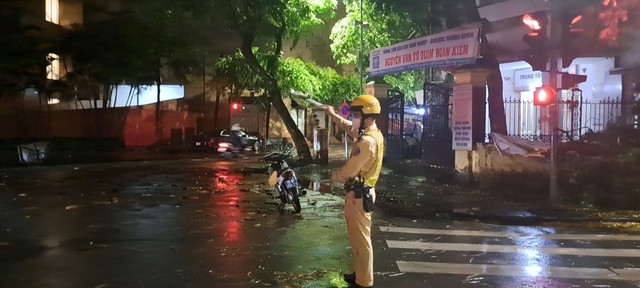 Hiện trường cây đổ la liệt, xe Audi bẹp dúm trên đường phố Hà Nội sau trận mưa dông bất ngờ- Ảnh 9.