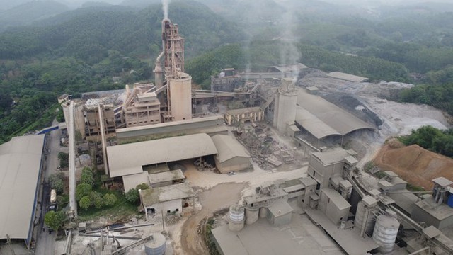 Nóng: Bắt tạm giam 1 nhân viên trong vụ tai nạn khiến 7 người tử vong ở nhà máy xi măng Yên Bái- Ảnh 2.