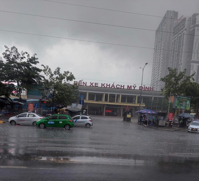 Trời Hà Nội tối sầm lúc 7h sáng, mưa to như trút nước, dân công sở ngại đi làm - Ảnh 4.