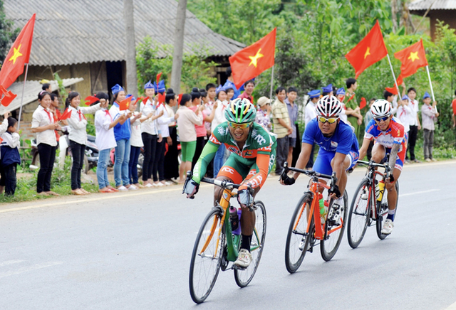 70 VĐV tranh tài tại Cuộc đua xe đạp về Điện Biên Phủ năm 2024- Ảnh 1.