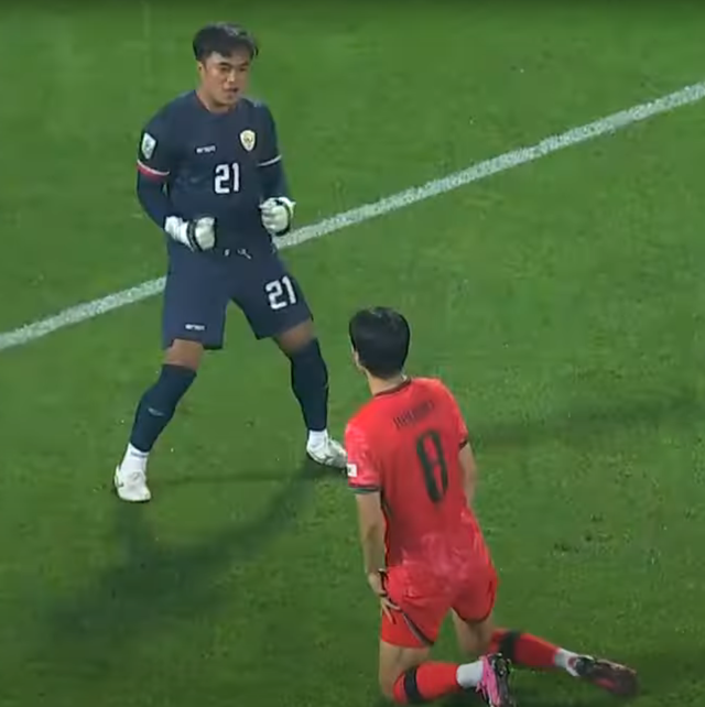 Thủ môn Indonesia hành động xấu xí với cầu thủ Hàn Quốc khi có cơ hội lịch sử- Ảnh 1.