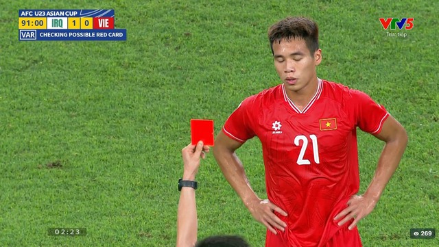HLV Hoàng Anh Tuấn phản ứng ra sao về cách trọng tài thổi 11m, chỉ ra vấn đề khiến U23 Việt Nam bị thẻ đỏ- Ảnh 1.