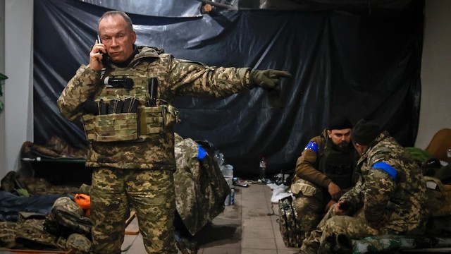 Tổng tư lệnh Ukraine tuyên bố rút quân, 3,2 vạn binh Nga vây ráp: Phòng tuyến sụp đổ, tàn quân Kiev ra hàng- Ảnh 1.