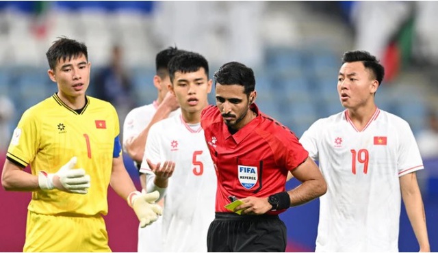 Báo Indonesia: “Cầu thủ Việt Nam có thói quen chơi xấu nên hay dính thẻ đỏ”- Ảnh 1.