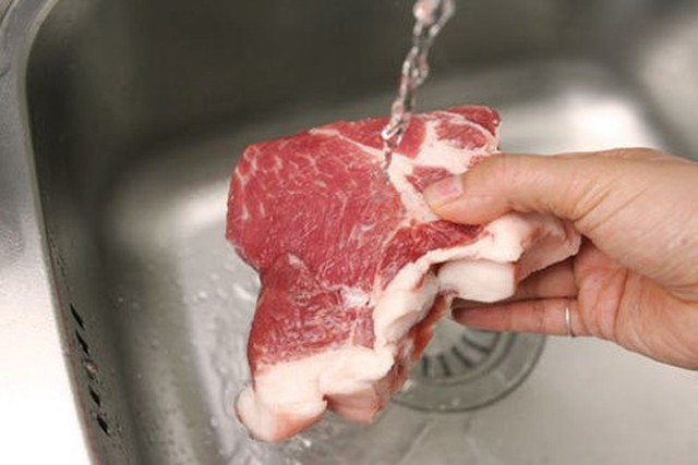 Nên hay không nên rửa thịt trước khi nấu? Thì ra bấy lâu rất nhiều người làm sai mà không biết- Ảnh 1.