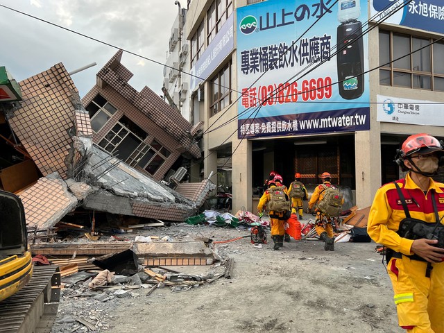 Cả toa tàu điện chao đảo, người đứng không vững vì trận động đất mạnh nhất trong 25 năm ở Đài Loan- Ảnh 3.