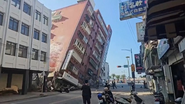 Cả toa tàu điện chao đảo, người đứng không vững vì trận động đất mạnh nhất trong 25 năm ở Đài Loan- Ảnh 2.