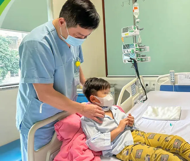 Bé trai 7 tuổi vỡ khí quản, nguy kịch tính mạng do ngã vào kệ tivi- Ảnh 1. Bé trai 7 tuổi vỡ khí quản, nguy kịch tính mạng do ngã vào kệ tivi- Ảnh 1.