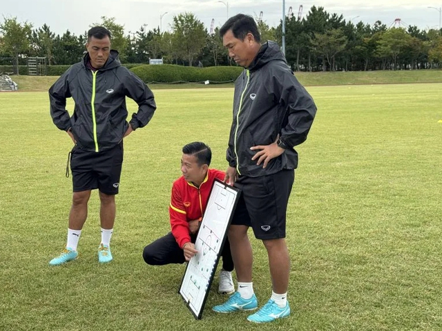 HLV Hoàng Anh Tuấn nói lời ẩn ý, so sánh khéo về thành tích thất vọng dưới thời HLV Troussier- Ảnh 3.