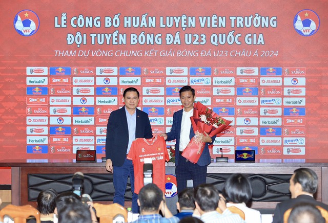 HLV Hoàng Anh Tuấn nói lời ẩn ý, so sánh khéo về thành tích thất vọng dưới thời HLV Troussier- Ảnh 1.