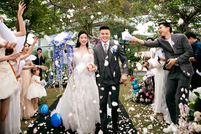 Cận cảnh 2 chiếc váy gần 600 triệu của bà xã Quang Hải mặc trong ngày cưới- Ảnh 6.