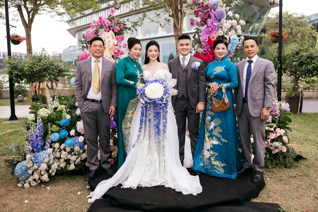 Cận cảnh 2 chiếc váy gần 600 triệu của bà xã Quang Hải mặc trong ngày cưới- Ảnh 1.