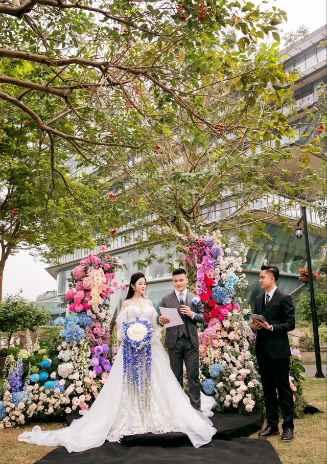 Cận cảnh 2 chiếc váy gần 600 triệu của bà xã Quang Hải mặc trong ngày cưới- Ảnh 2.