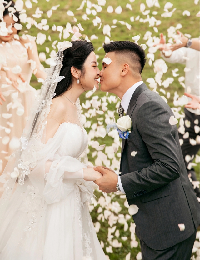 Cận cảnh 2 chiếc váy gần 600 triệu của bà xã Quang Hải mặc trong ngày cưới- Ảnh 5.