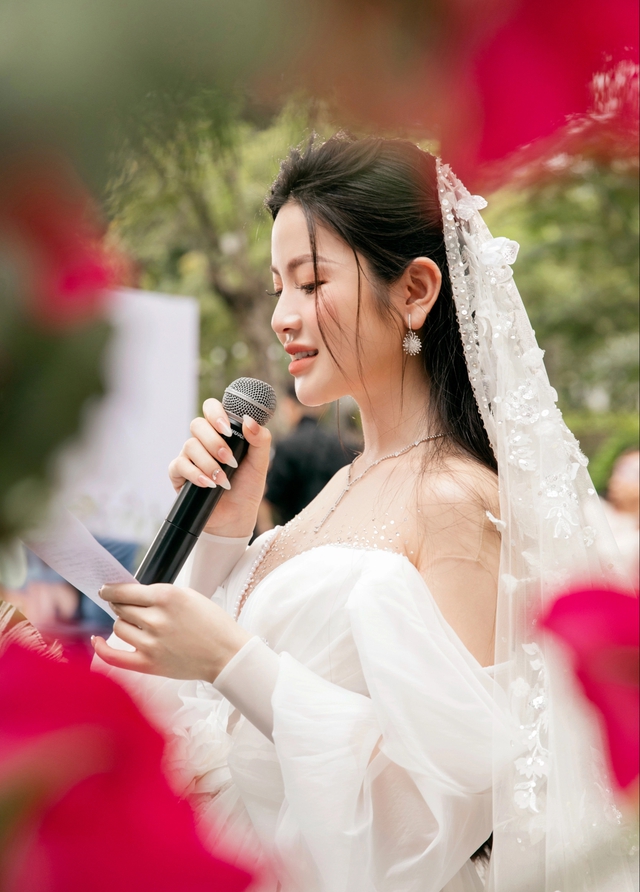 Cận cảnh 2 chiếc váy gần 600 triệu của bà xã Quang Hải mặc trong ngày cưới- Ảnh 7.
