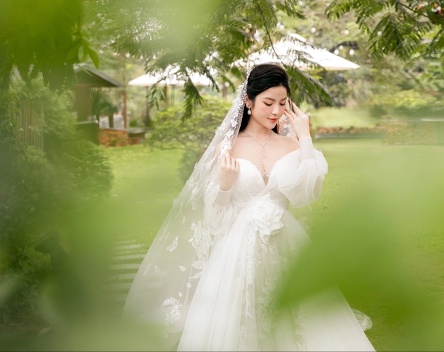 Cận cảnh 2 chiếc váy gần 600 triệu của bà xã Quang Hải mặc trong ngày cưới- Ảnh 3.