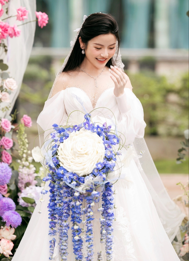 Cận cảnh 2 chiếc váy gần 600 triệu của bà xã Quang Hải mặc trong ngày cưới- Ảnh 4.
