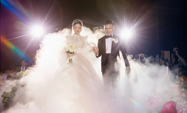 Cận cảnh 2 chiếc váy gần 600 triệu của bà xã Quang Hải mặc trong ngày cưới- Ảnh 10.