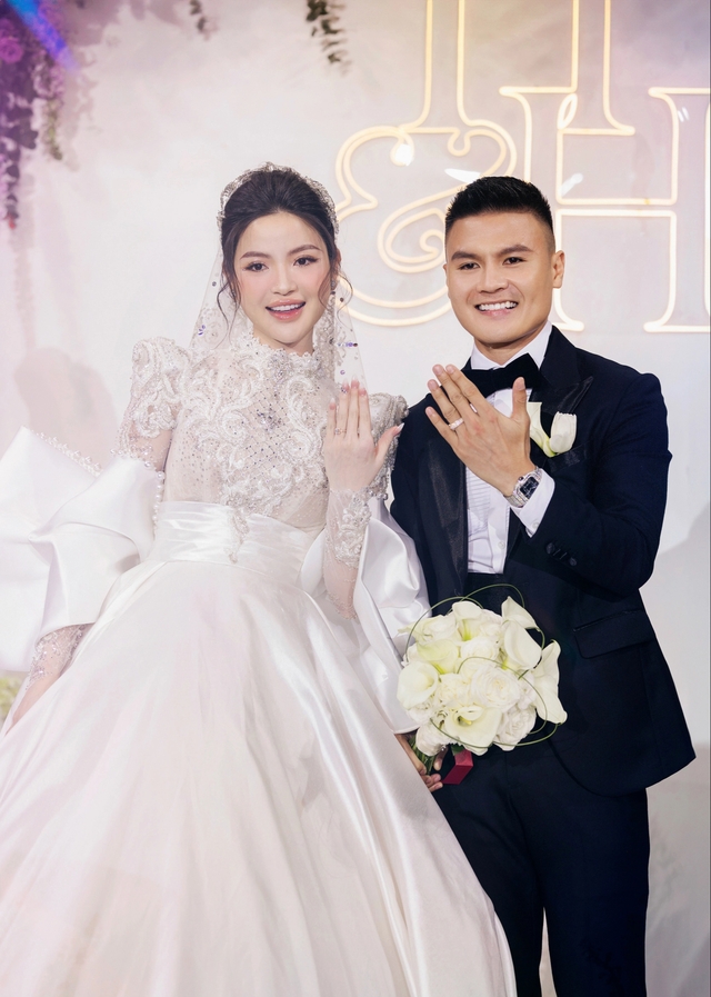 Cận cảnh 2 chiếc váy gần 600 triệu của bà xã Quang Hải mặc trong ngày cưới- Ảnh 15.