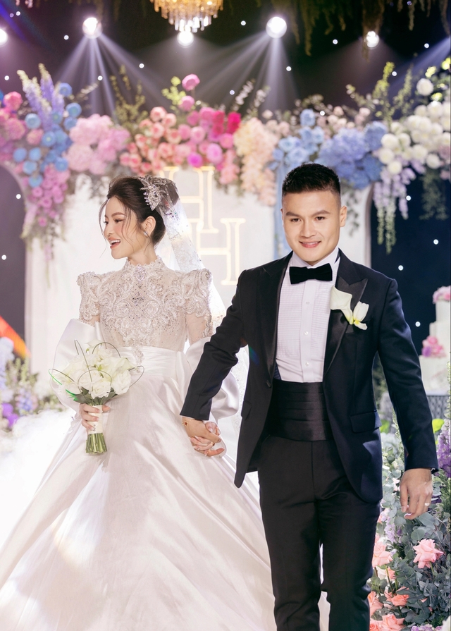 Cận cảnh 2 chiếc váy gần 600 triệu của bà xã Quang Hải mặc trong ngày cưới- Ảnh 12.