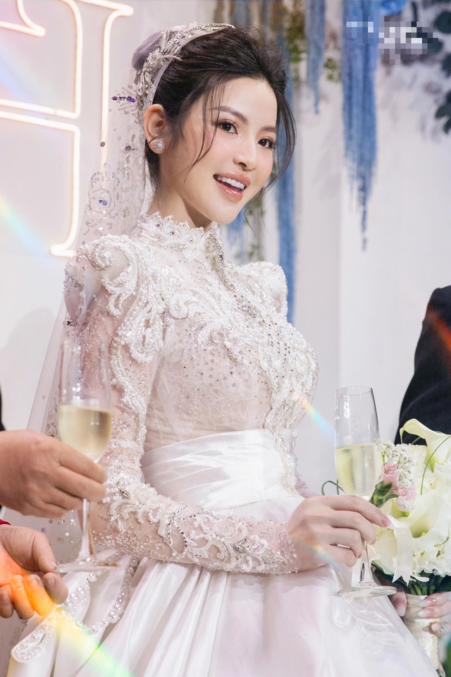 Cận cảnh 2 chiếc váy gần 600 triệu của bà xã Quang Hải mặc trong ngày cưới- Ảnh 13.