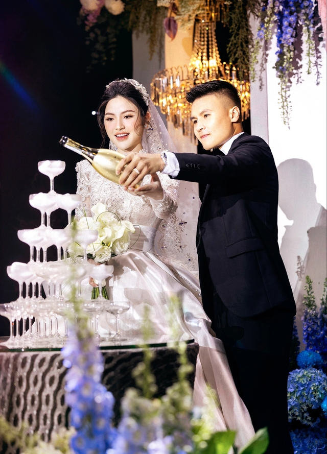 Cận cảnh 2 chiếc váy gần 600 triệu của bà xã Quang Hải mặc trong ngày cưới- Ảnh 14.