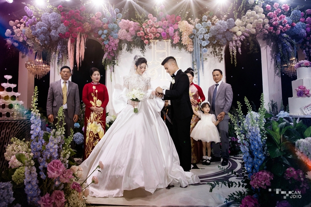 Cận cảnh 2 chiếc váy gần 600 triệu của bà xã Quang Hải mặc trong ngày cưới- Ảnh 11.