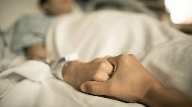 Nữ y tá chia sẻ điều hầu hết bệnh nhân nhìn thấy trước khi chết- Ảnh 2.