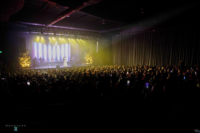 Lệ Quyên xuống sân khấu giao lưu với khán giả, khoe giọng hát live khi lưu diễn ở Mỹ- Ảnh 1.