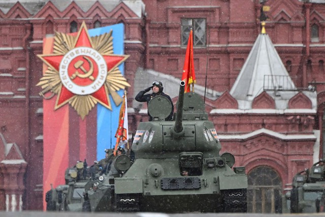Dân mạng xôn xao về chiếc xe tăng 'cổ lỗ' đơn độc trong lễ duyệt binh ở Moscow, nhưng Nga đâu chỉ có thế- Ảnh 1.