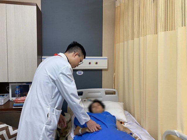Bố nữ bác sĩ bị kính đổ vào người: Con tôi còn muốn ra nước ngoài học Tiến sĩ, giờ nằm thở cũng khó nhọc- Ảnh 1.