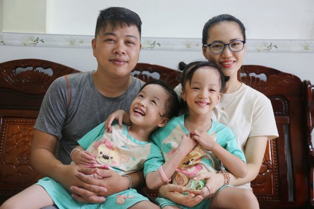4 năm sau ca phẫu thuật tách rời của cặp sinh đôi dính liền: Trúc Nhi vẫn còn vấn đề khiến bố mẹ trăn trở- Ảnh 1.