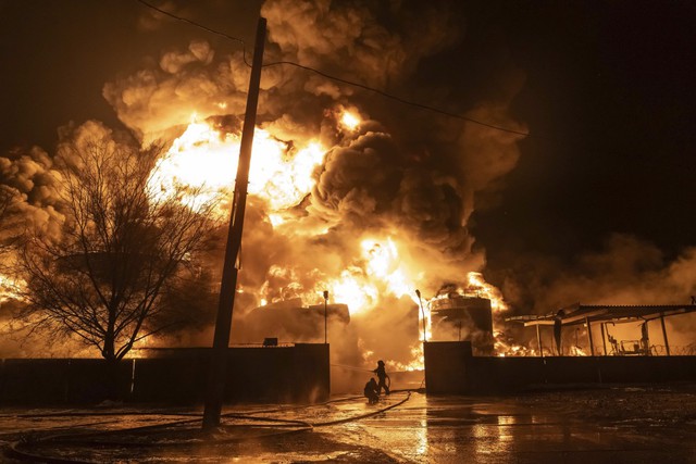 Kharkiv rực lửa, 27 nước dốc toàn lực vì Ukraine: 1 nước vừa lộ kế hoạch điều quân, Kremlin cảnh cáo nóng- Ảnh 1.