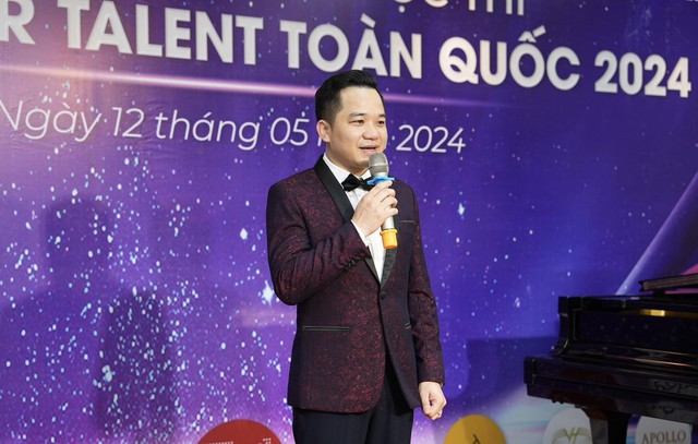 NSND Trung Hiếu ngồi 