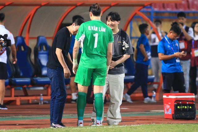 Ông Kim Sang-sik gặp riêng Đình Trọng, HLV V.League nói thẳng: 