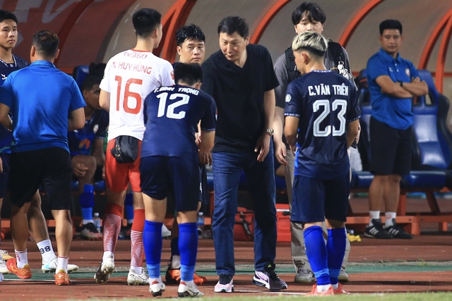 Ông Kim Sang-sik gặp riêng Đình Trọng, HLV V.League nói thẳng: