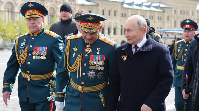 Ông Putin bất ngờ thay Bộ trưởng Quốc phòng: Ngăn Nga 