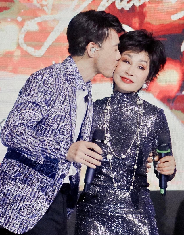 Danh ca Việt nóng bỏng cưới chồng ca sĩ điển trai kém 13 tuổi, hôn nhau mỗi ngày, ngoài 70 vẫn sang chảnh- Ảnh 8.