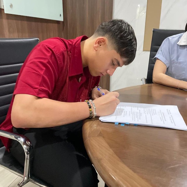 "Lọt mắt xanh" đội bóng V.League, cầu thủ Việt kiều 17 tuổi ký hợp đồng bước ngoặt tại Việt Nam- Ảnh 1.