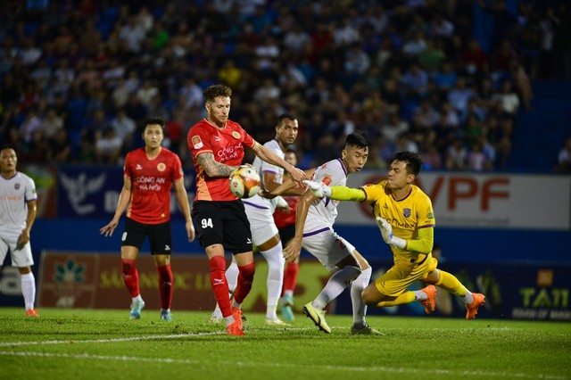 Đại gia V.League bị "vùi dập" khó tin, HLV Kim Sang-sik đón hai nửa vui buồn vì Filip Nguyễn- Ảnh 1.