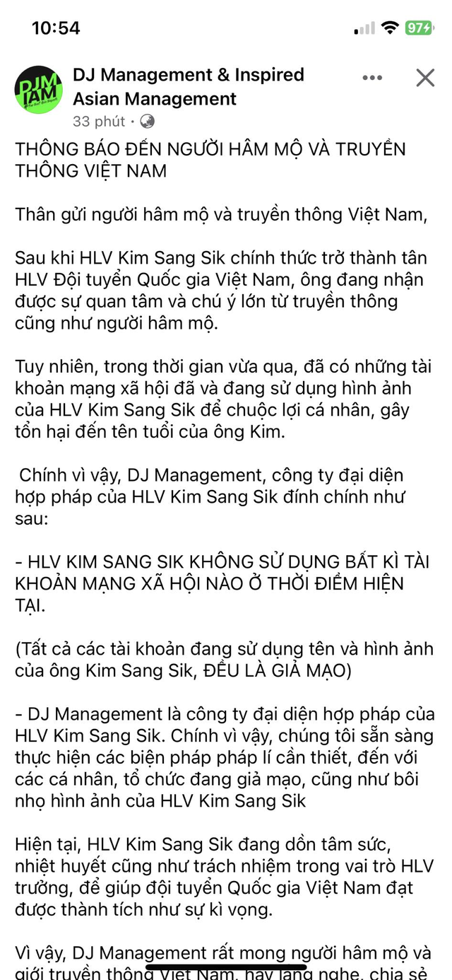 HLV Kim Sang-sik bất ngờ "gặp nạn", công ty đại diện phải lên tiếng đính chính- Ảnh 1.