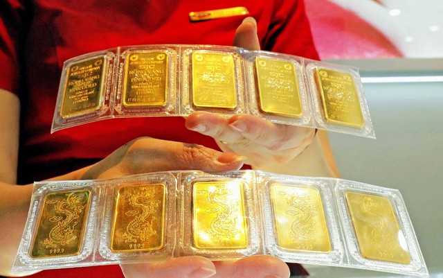 Động thái "lạ" của giá vàng sau khi 12.300 lượng vàng miếng được đấu thầu thành công- Ảnh 2.