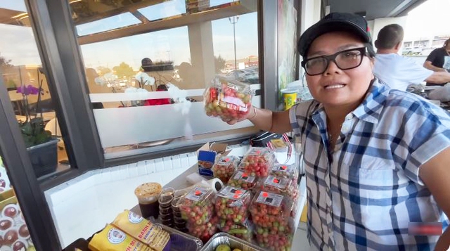 Bà chủ siêu thị khuân nguyên chợ ốc Việt Nam sang Mỹ, mở bán ngay vỉa hè: Bất ngờ về chất lượng- Ảnh 1.