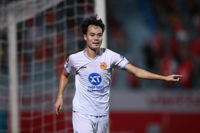 Ghi điểm với HLV Kim Sang-sik, Văn Toàn vẫn "ôm hận" bởi đội bóng kỳ lạ nhất V.League- Ảnh 1.