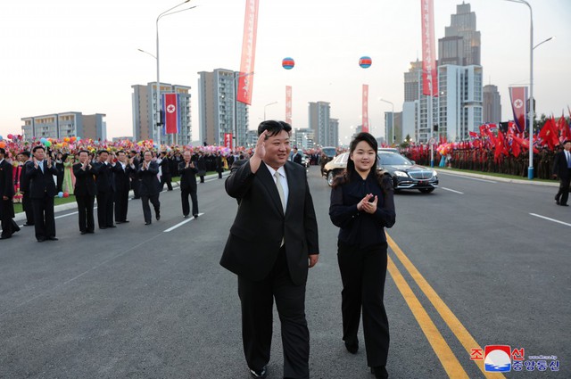 Yonhap: Con gái ông Kim Jong Un mặc trang phục khác thường sau 2 tháng vắng bóng, gây sốt ở Hàn Quốc- Ảnh 2.