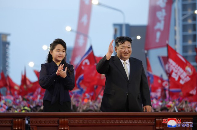 Yonhap: Con gái ông Kim Jong Un mặc trang phục khác thường sau 2 tháng vắng bóng, gây sốt ở Hàn Quốc- Ảnh 4.
