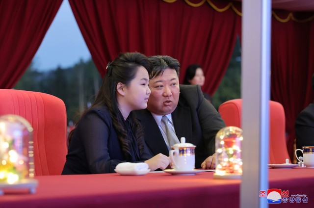 Yonhap: Con gái ông Kim Jong Un mặc trang phục khác thường sau 2 tháng vắng bóng, gây sốt ở Hàn Quốc- Ảnh 6.
