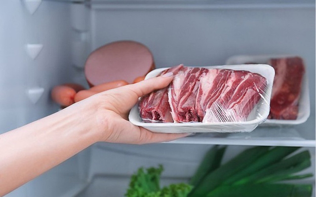 Vì sao bảo quản thịt trong môi trường đông lạnh giữ được chất lượng thực phẩm lâu hơn ở nhiệt độ thường?- Ảnh 1.