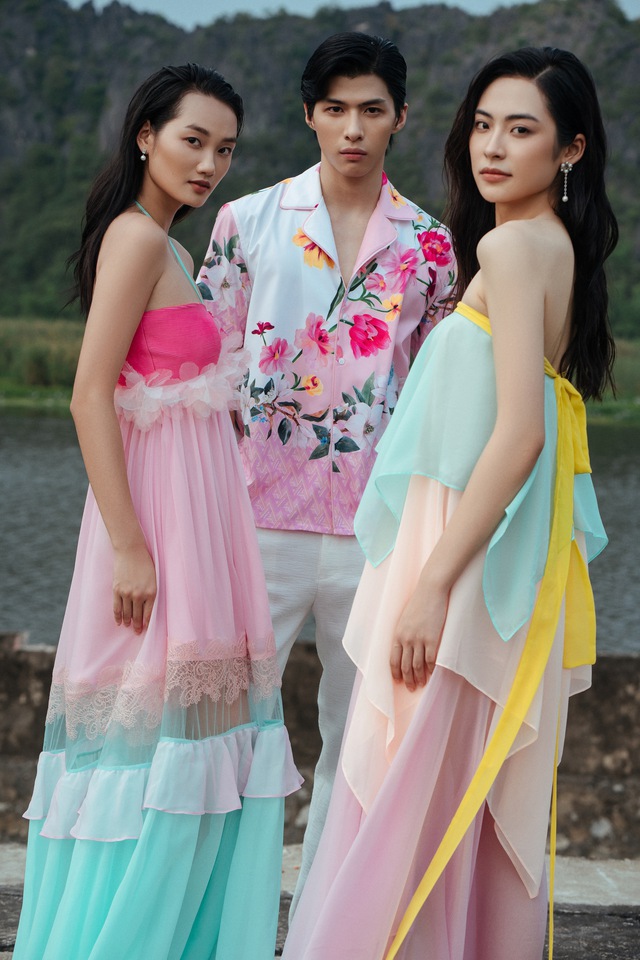 Nhà thiết kế Adrian Anh Tuấn kể câu chuyện hoa lá trong bộ sưu tập “Ngân nga” - Ảnh 2.